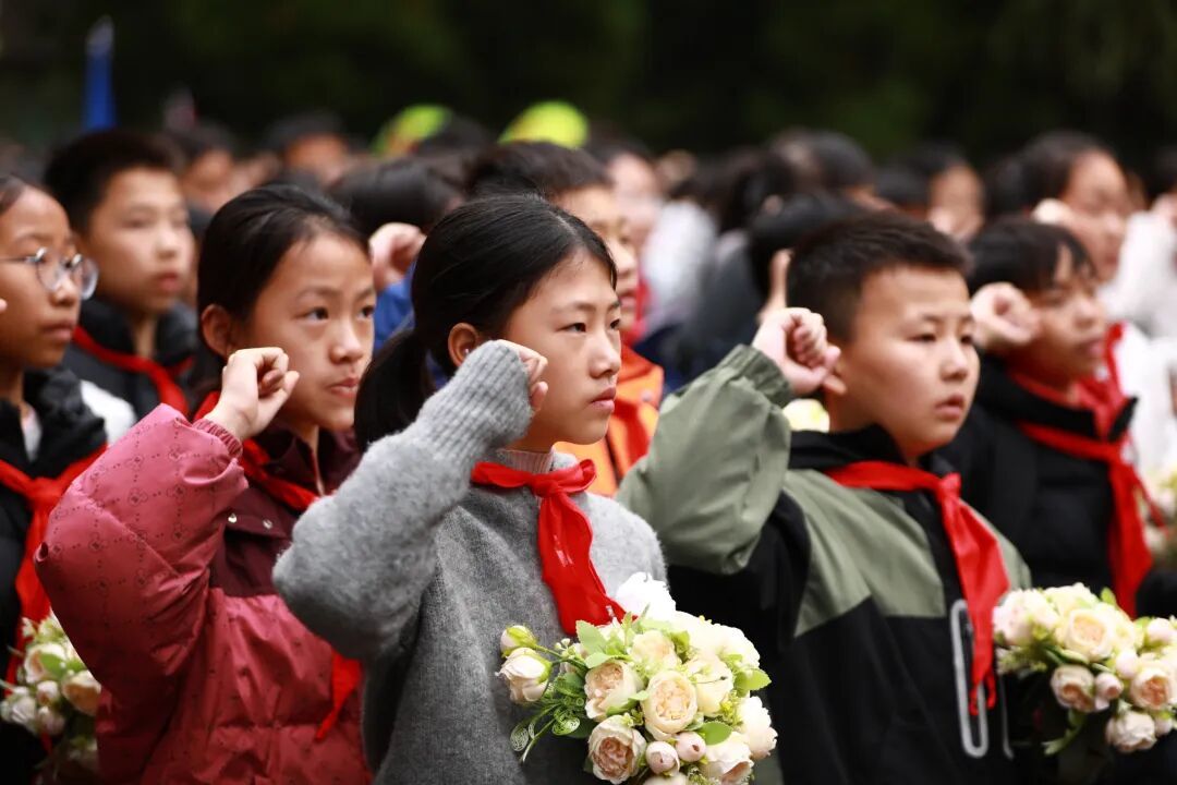 上饶集中营革命烈士陵园内,学生庄严宣誓,缅怀先烈.jpg