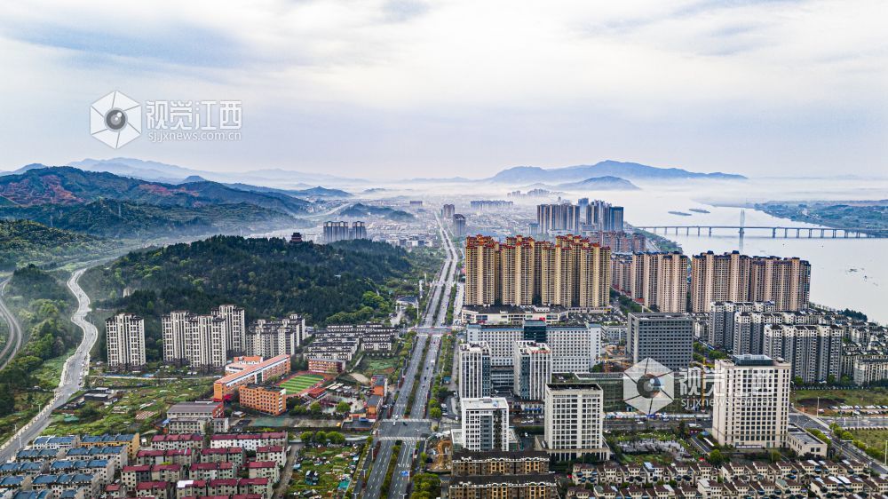 暴雨过后，吉水清晨天朗气清，经雨水冲刷后的景致洁净透亮，天地间澄澈如新，处处彰显着雨后的清新与生机，构成一幅雅致的清晨图景。