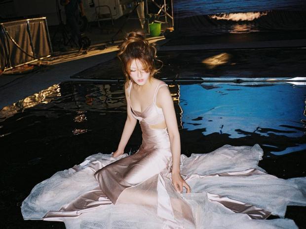 赵露思宛若盛开的粉嫩玫瑰。