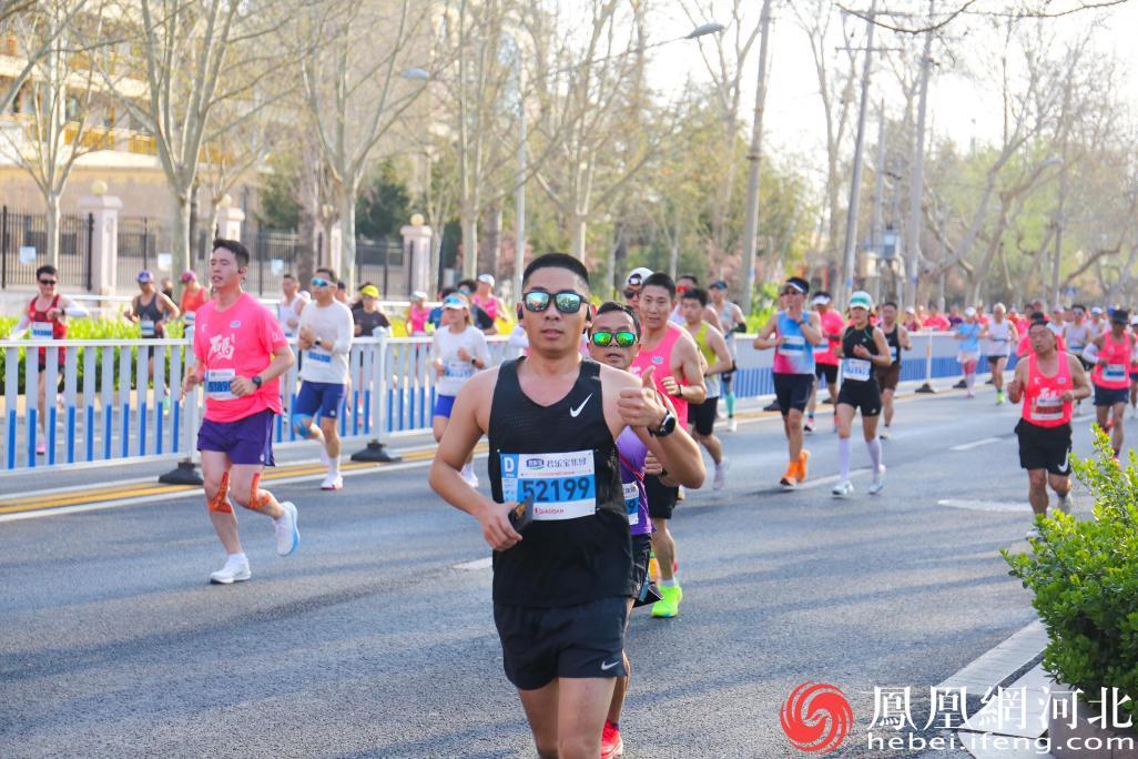 作为2026年中国北方地区首场马拉松赛事，本届“石马”总报名人数突破20万，比去年增长了一倍。李卓然摄