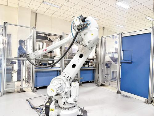 3月12日，河钢集团石钢公司化学快分中心，机械手在抓取分析样本。 本报记者 周聪聪摄