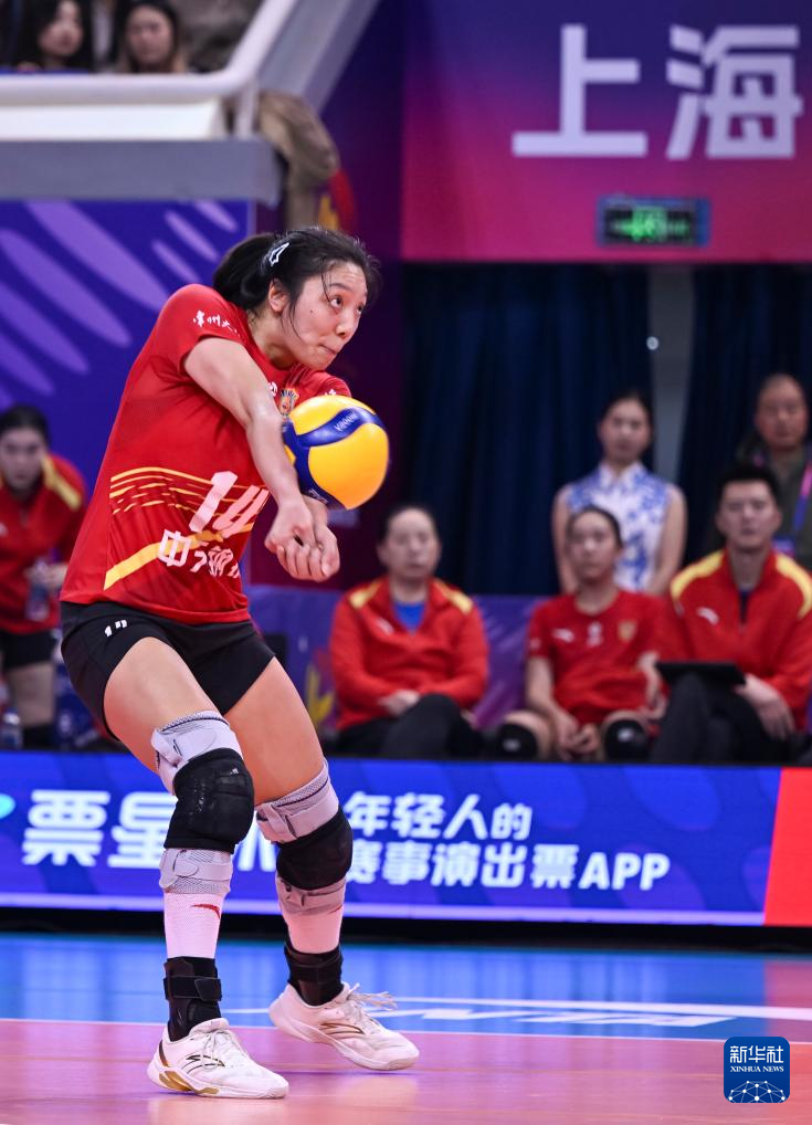 3月31日，江苏中天钢铁队球员唐欣在比赛中传球。