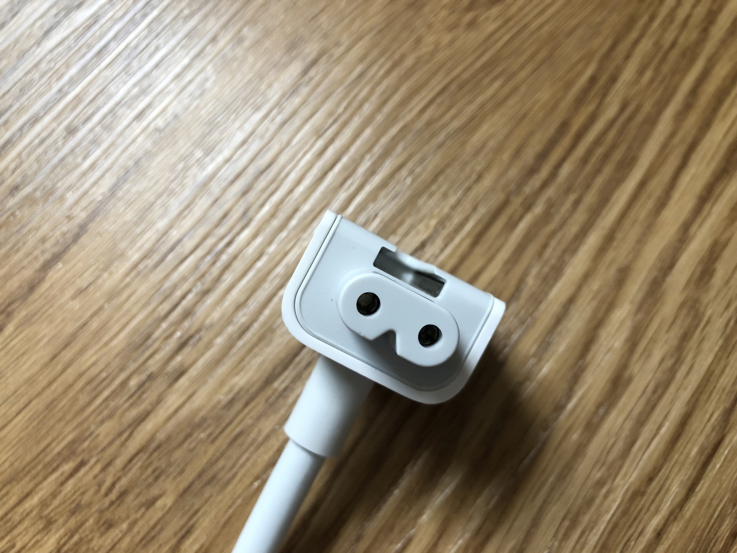 苹果 MacBook 产品常用的 C7 标准接口，图源：WikiMedia