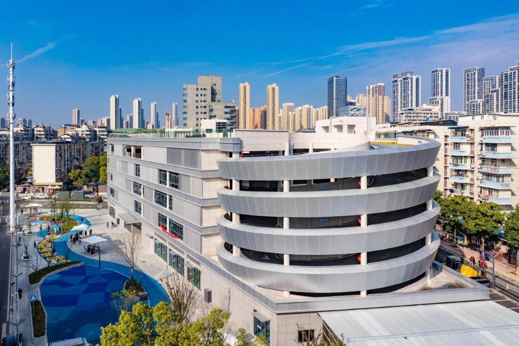 湖北省武汉市汉阳区知音东苑小区利用小区空地新建的综合停车楼。（受访者供图）