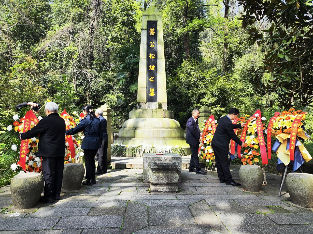 “青山埋忠骨 鲜花祭英魂”清明祭扫仪式在岳麓山举行