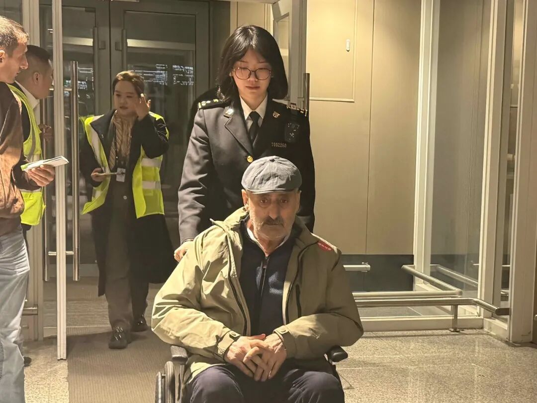海关关员协助轮椅旅客通关