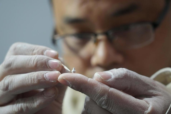 景德镇陶瓷艺人在制作微型陶瓷作品。新华社记者 周密 摄