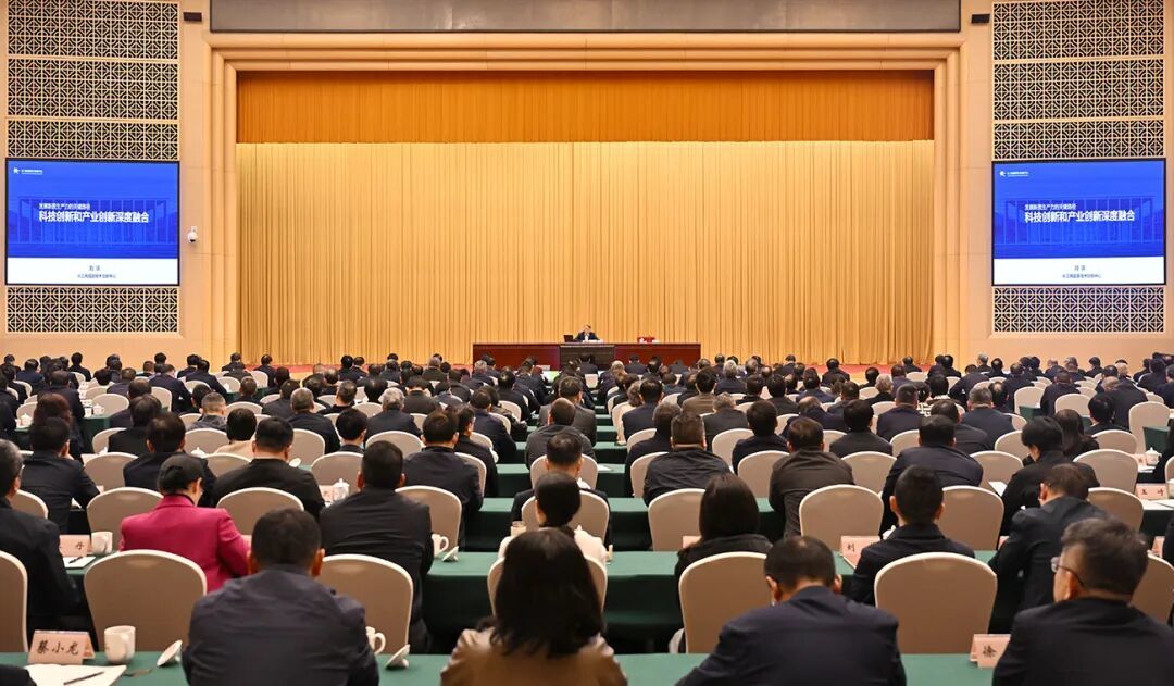 3月31日上午，“智荟巴渝”大讲堂“33618”现代制造业集群体系知识集训举办专题讲座。记者 刘力 摄/视觉重庆