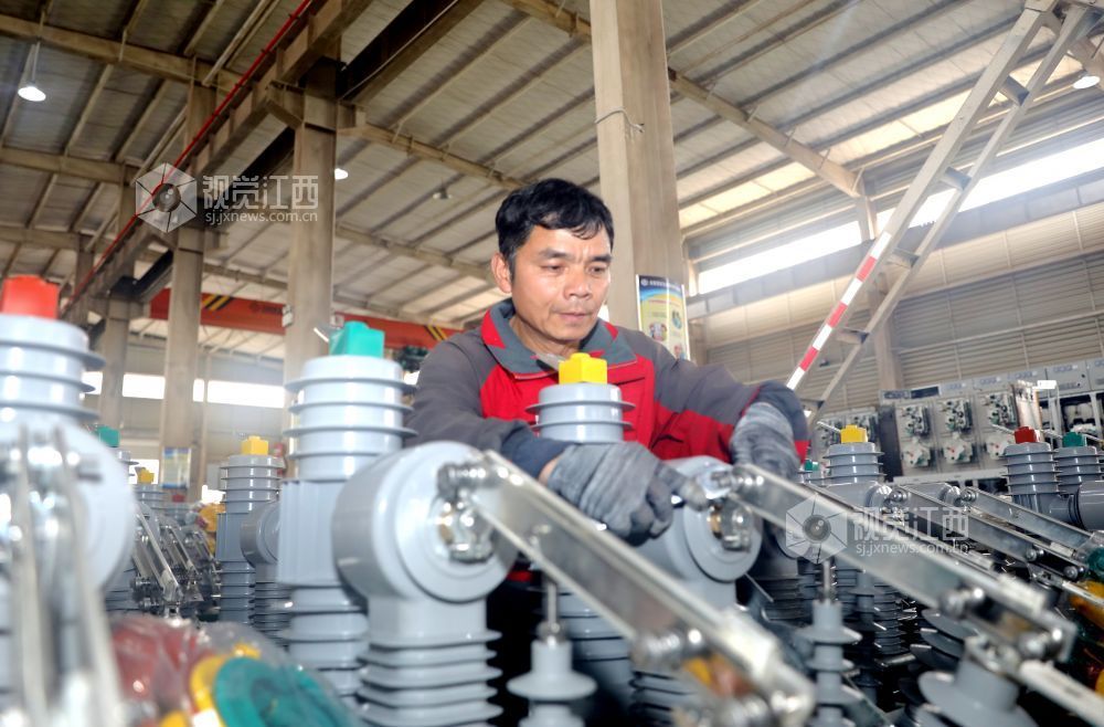 2026年3月30日，江西省吉安市峡江县工业园区一家企业生产车间内，工人在赶制电力设备订单。