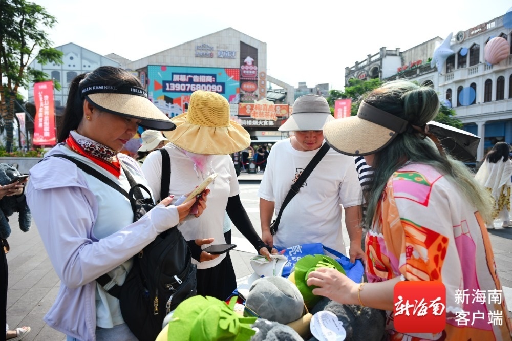 活动现场打卡。记者 李厚青 摄