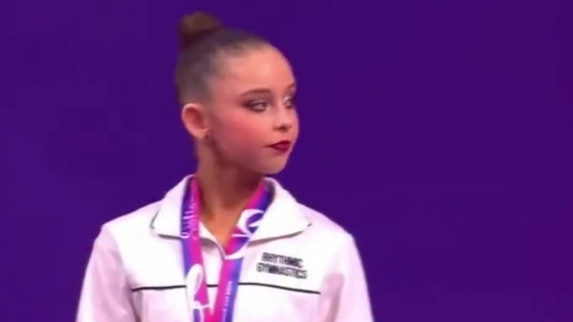 乌克兰选手夺冠奏响国歌，15岁俄罗斯体操运动员全程背对国旗