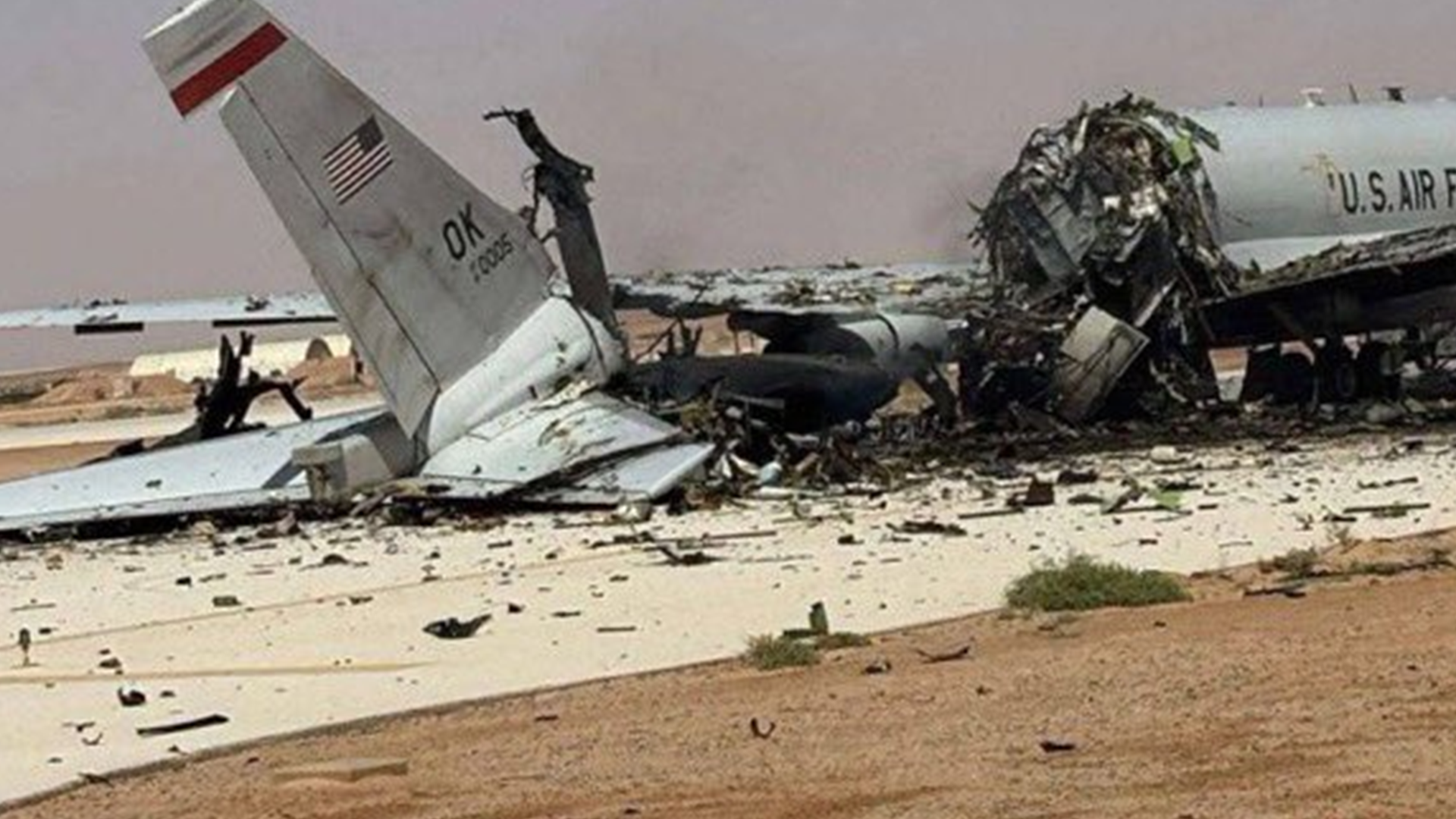 损失惨重！伊朗导弹摧毁美军E-3预警机，机身断成两截，满地都是碎片零件