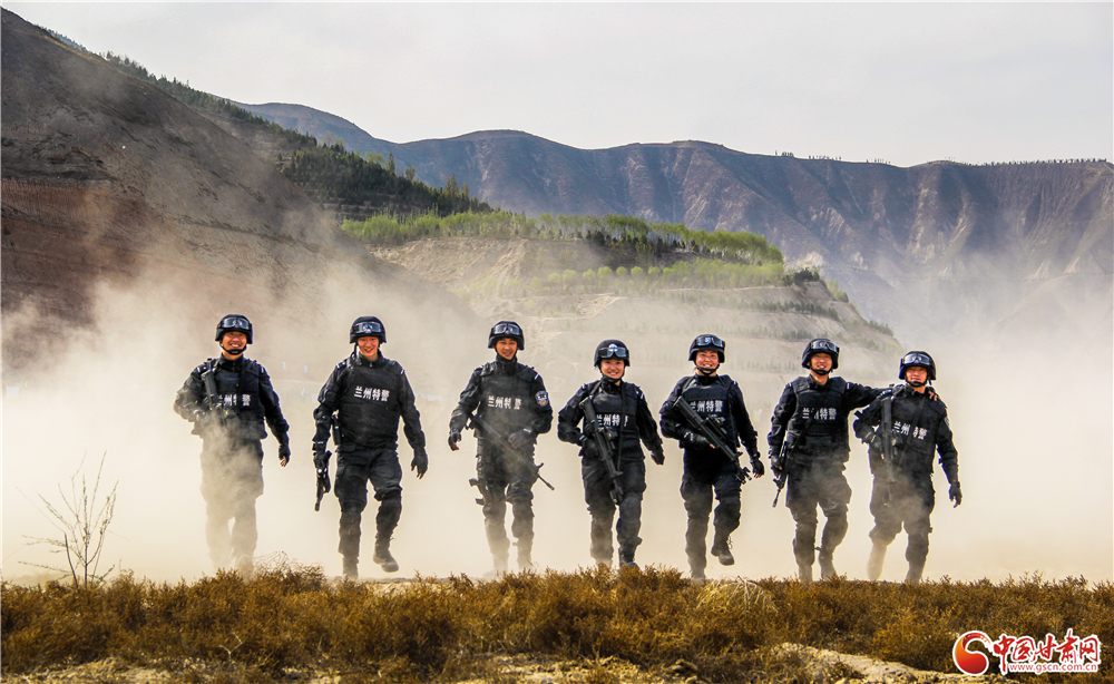 资料图：兰州特警日常训练猎影