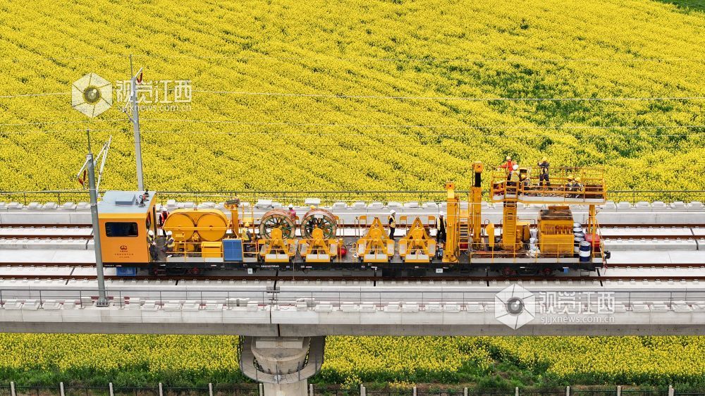 3月28日，中铁武汉电气化局的施工人员和南铁南昌供电段的技术人员正在京港高铁昌九段庐山南站至共青城东站区间架设首条接触网导线。