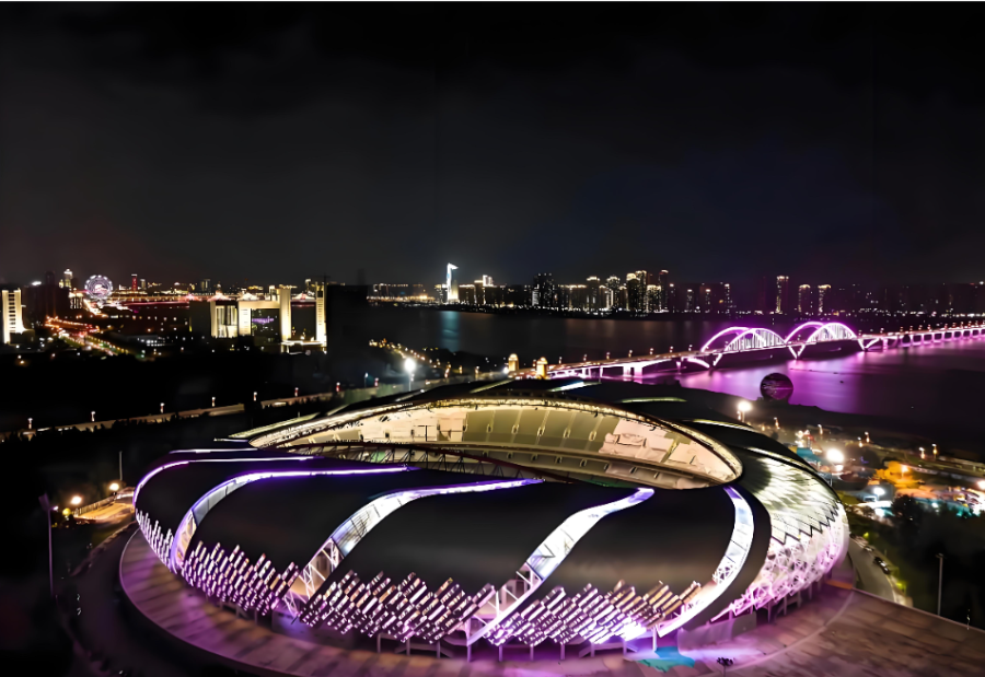 南昌国际体育中心夜景图。