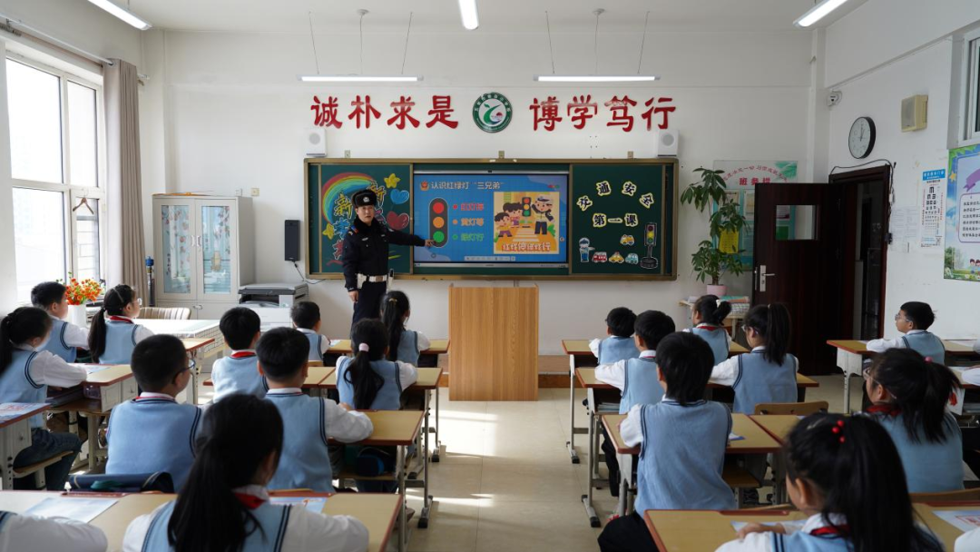 民警进校园为学生讲解交通安全知识