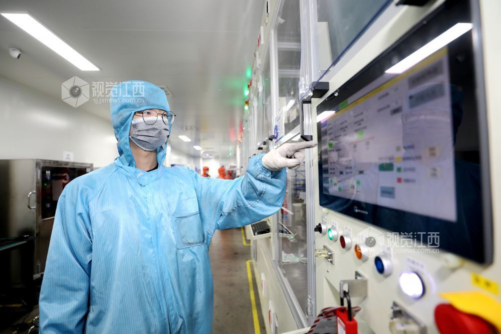 工人在生产线上忙碌(宋靖辉 摄)