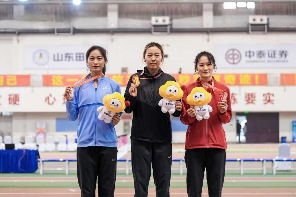 肖静茹(右)站上了全国室内田径锦标赛女子跳远比赛的领奖台