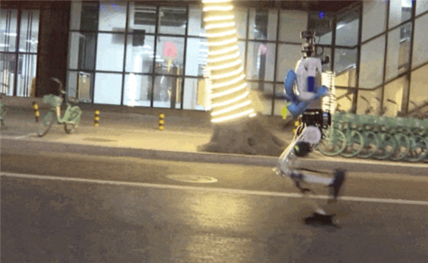 速度碾压人类!王兴兴放话:下个月机器人半马要跑进1小时内