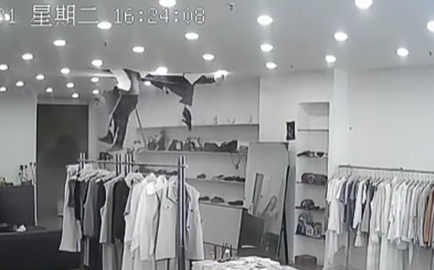 亳州一女装店天花板被楼上装修捅破,一名装修工人坠落店内凤凰网安徽_凤凰网