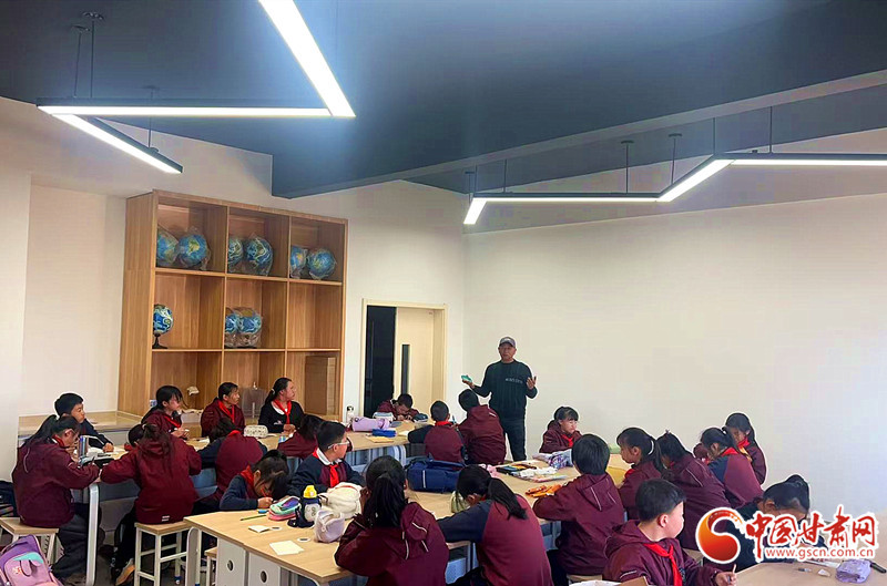 “非遗进校园”课堂上，高重民给学生们传授皮雕技艺。