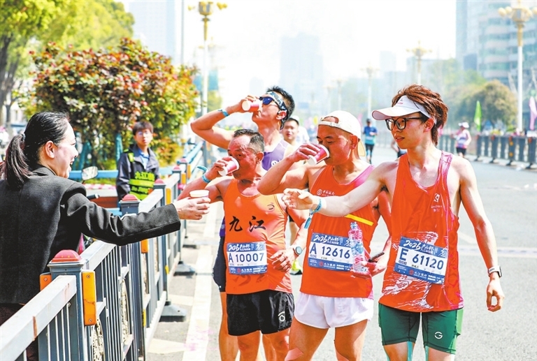 跑者们中途补给。(九江日报记者 孙昌模 摄)