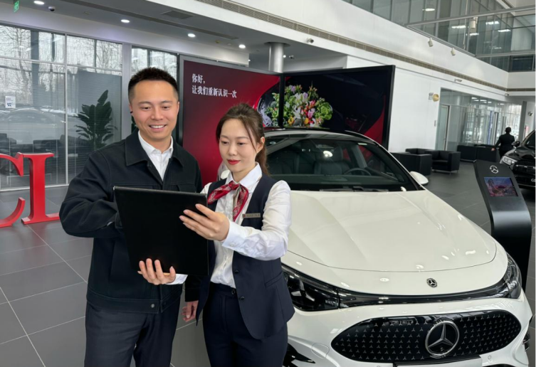河北中行客户经理为客户细致解读购车分期优惠。林浩供图