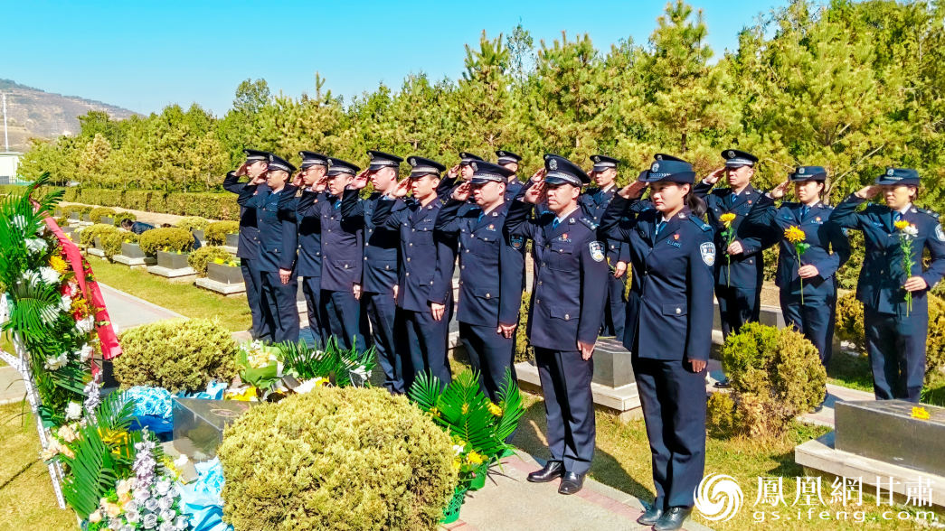 兰州边检站党员民警向革命英烈致敬