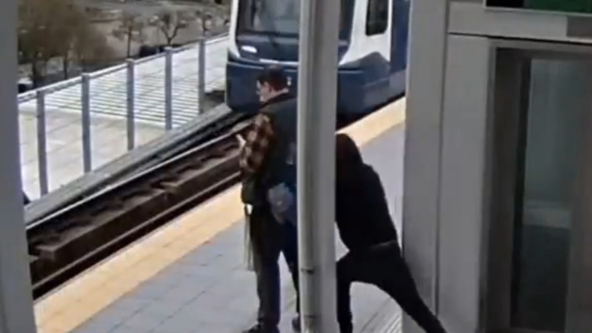 惊险！美国一男子两次试图将陌生人推下轻轨，对方一个踉跄 与列车擦肩而过