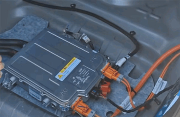3年衰减40%!司机排队加装电池续命 专家:这些车都是移动炸弹