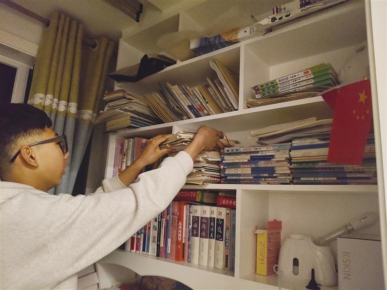 书架上堆满的书