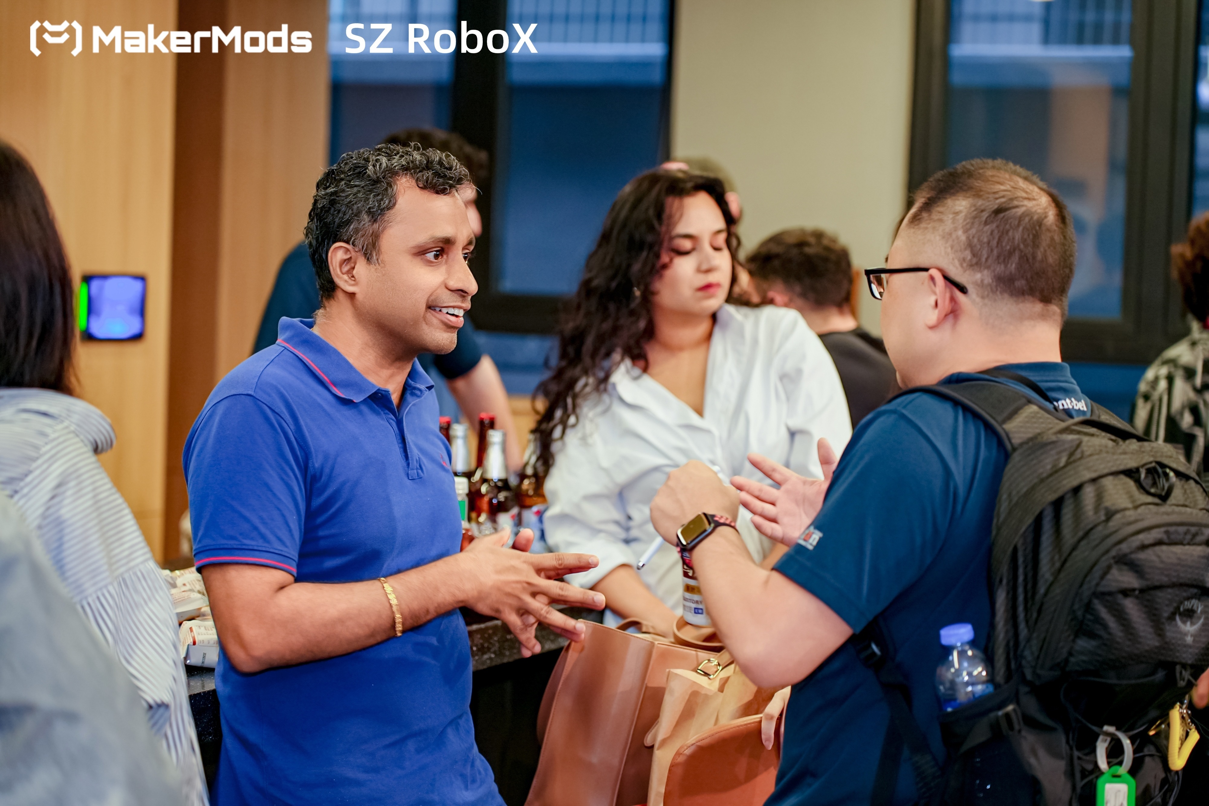 25台机器人集结南山！深圳上演“具身智能”硬核黑客松，硅谷创业者组团来深对接