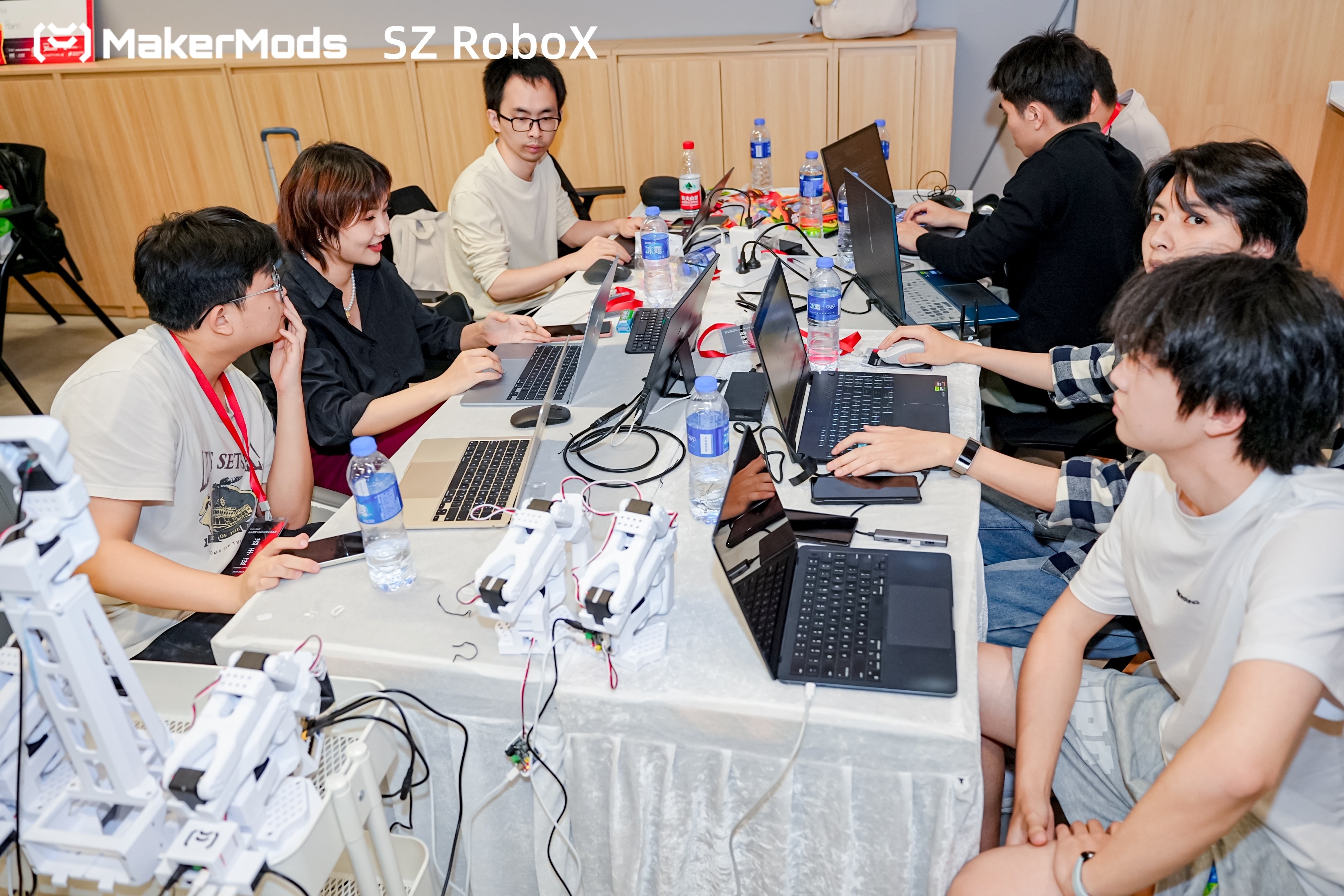 25台机器人集结南山！深圳上演“具身智能”硬核黑客松，硅谷创业者组团来深对接