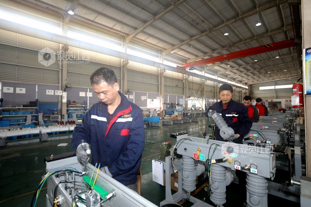 2026年3月30日，江西省吉安市峡江县工业园区一家企业生产车间内，工人在赶制电力设备订单。