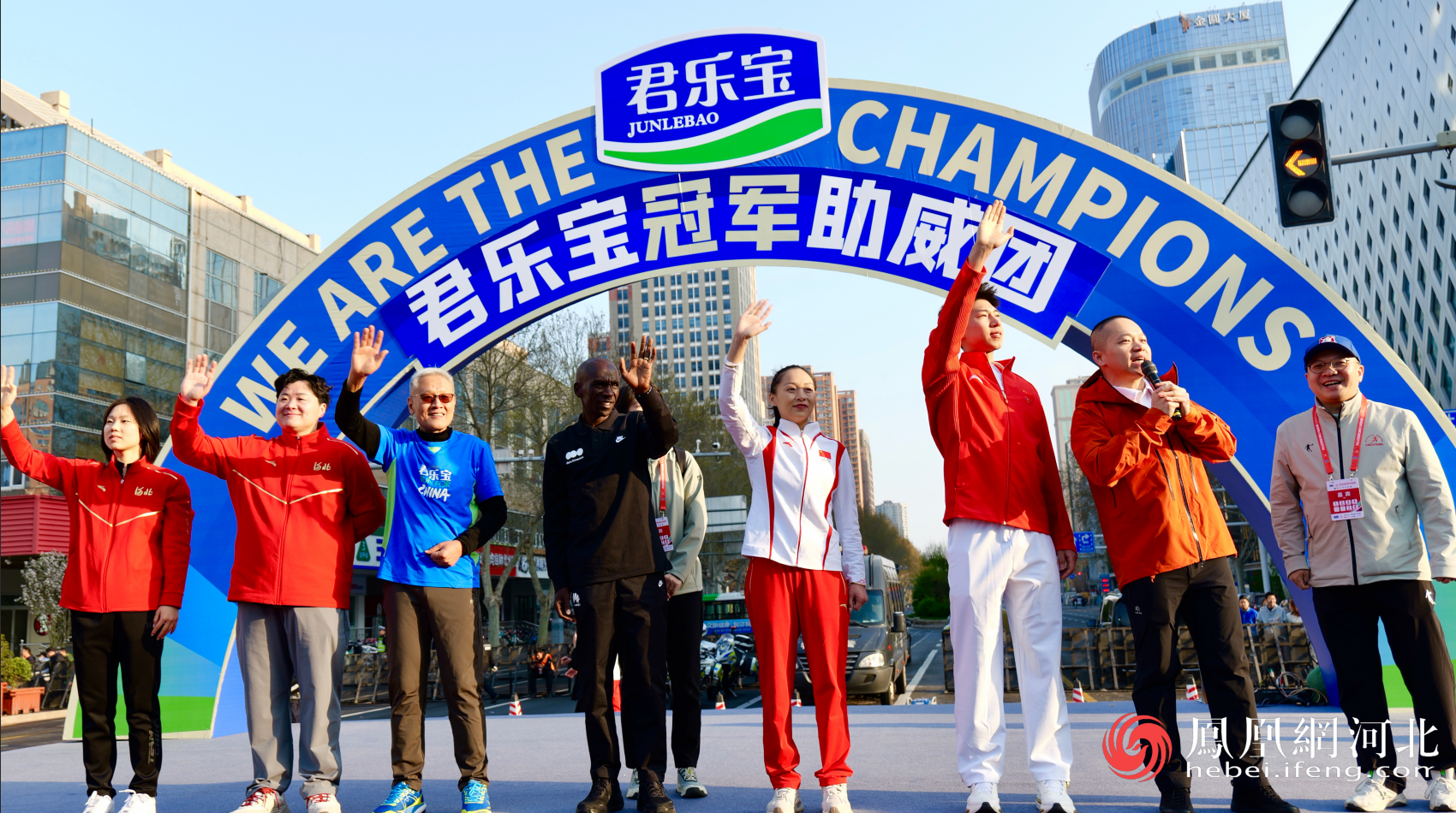 世界冠军基普乔格亲临现场,加油助威 由金迪摄