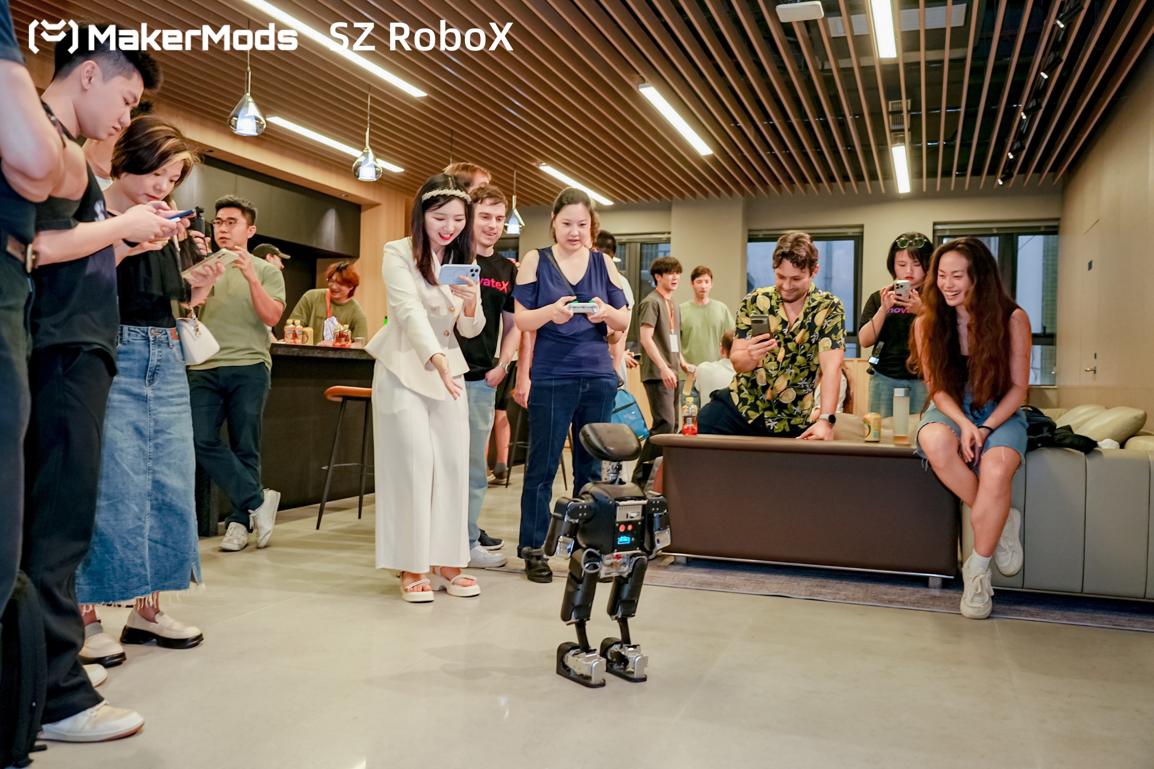 25台机器人集结南山！深圳上演“具身智能”硬核黑客松，硅谷创业者组团来深对接