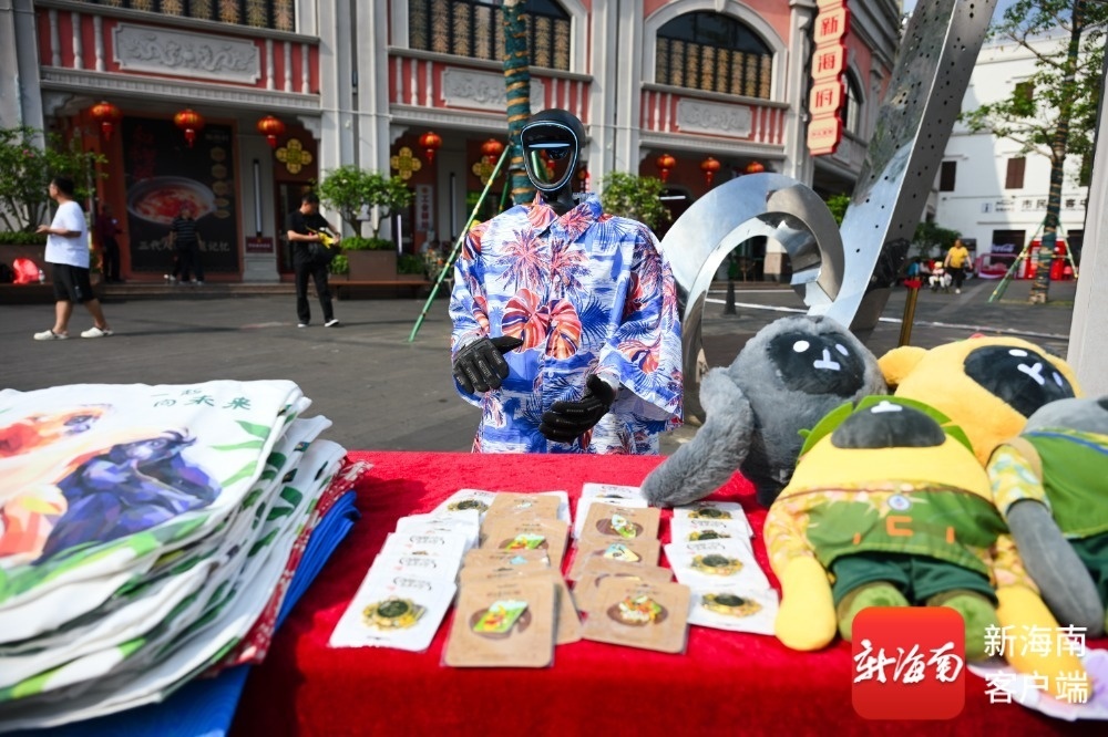 消博会精美周边礼品。记者 李厚青 摄
