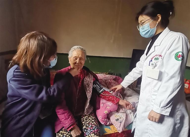 临洮街街道社区卫生服务中心的医护人员上门测血压