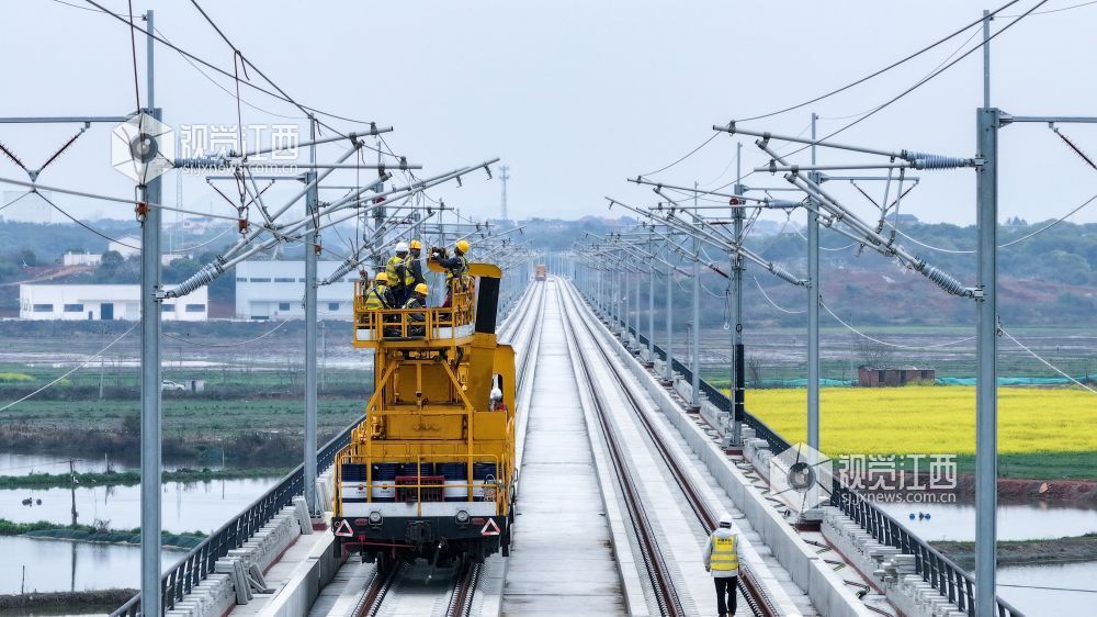 3月28日，中铁武汉电气化局的施工人员和南铁南昌供电段的技术人员正在京港高铁昌九段庐山南站至共青城东站区间架设首条接触网导线。