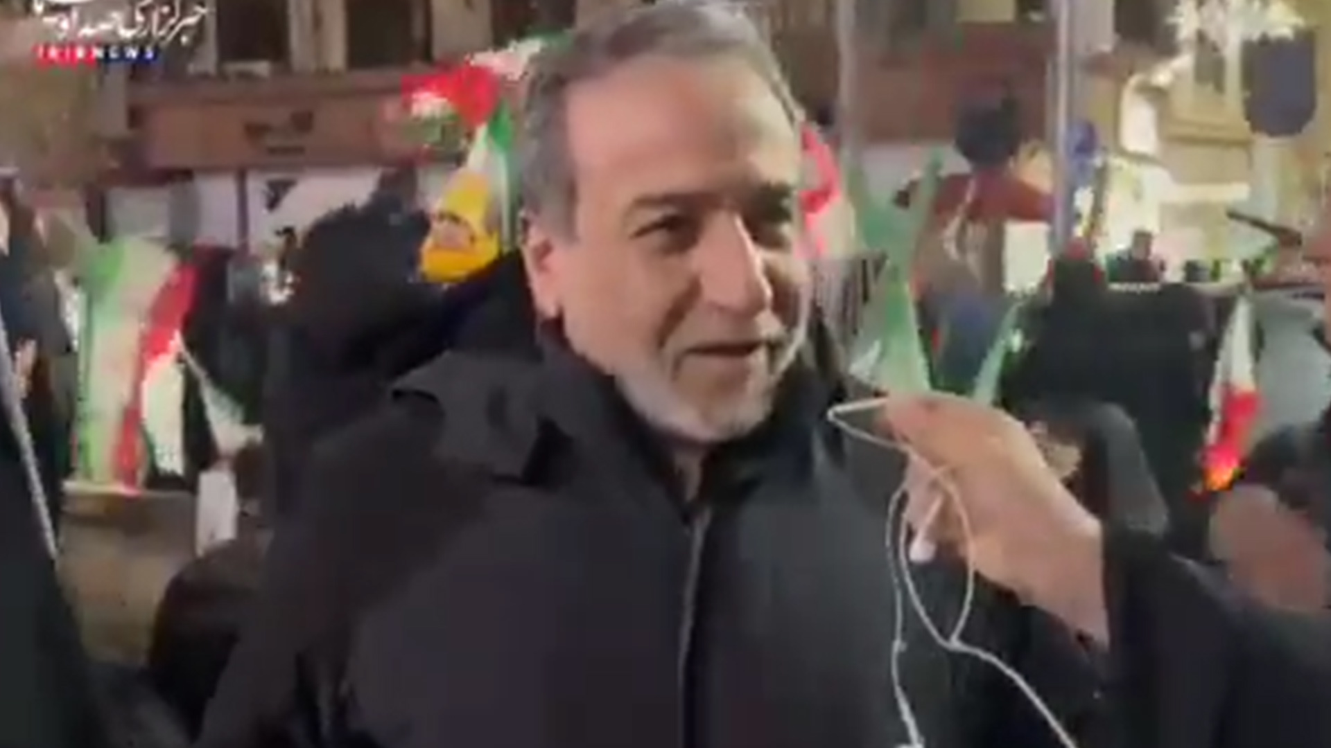 伊朗外长现身德黑兰街头集会，“我是来提振士气的”