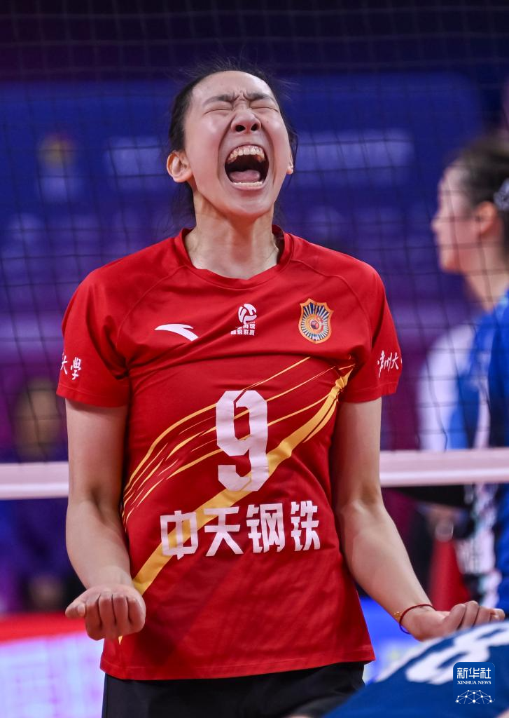 3月31日，江苏中天钢铁队球员万梓玥在比赛中庆祝得分。