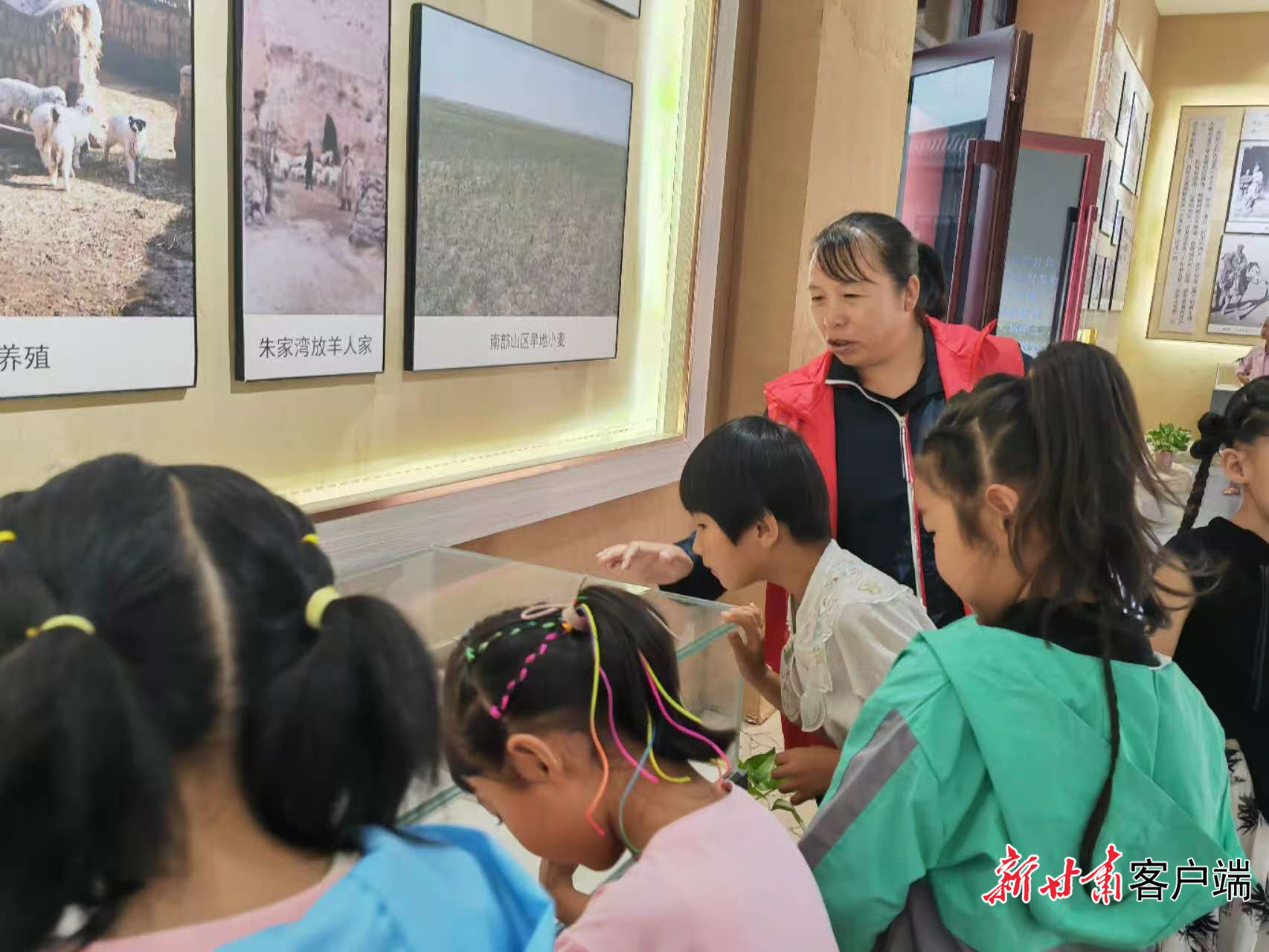 王玉红和孩子们在八步沙林场参观（受访者供图）