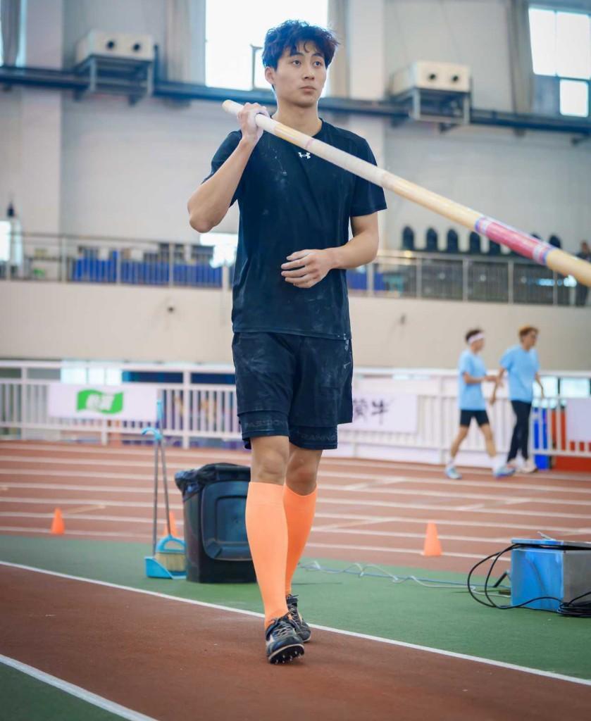 栗军在男子撑竿跳高决赛中跻身前六名