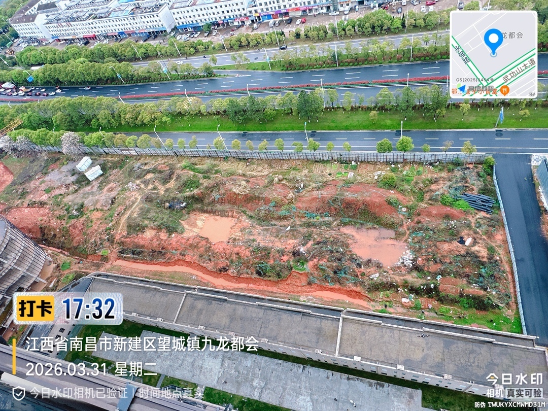 居民楼下大片黄土裸露在外