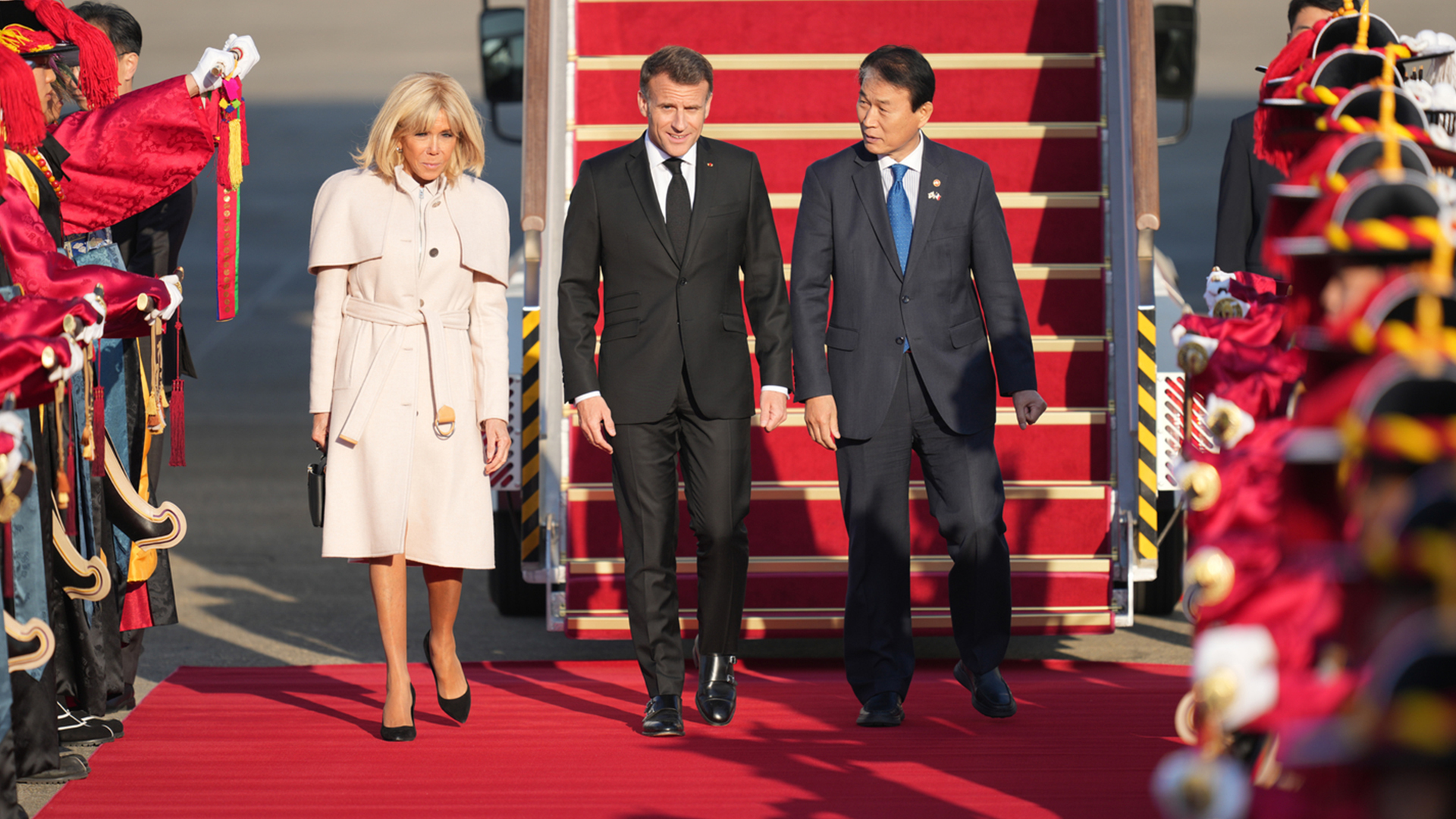 法国总统马克龙访问韩国 强调用武力重开霍尔木兹海峡不现实