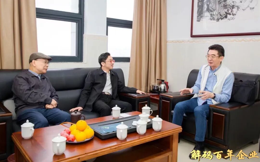 评论员、中国政府管理案例库编委会荣誉主席、国家发改委宏观经济杂志社“百城千企新质生产力”特邀嘉宾谢峰教授率队到粤，会见惠州学院党委书记彭永宏