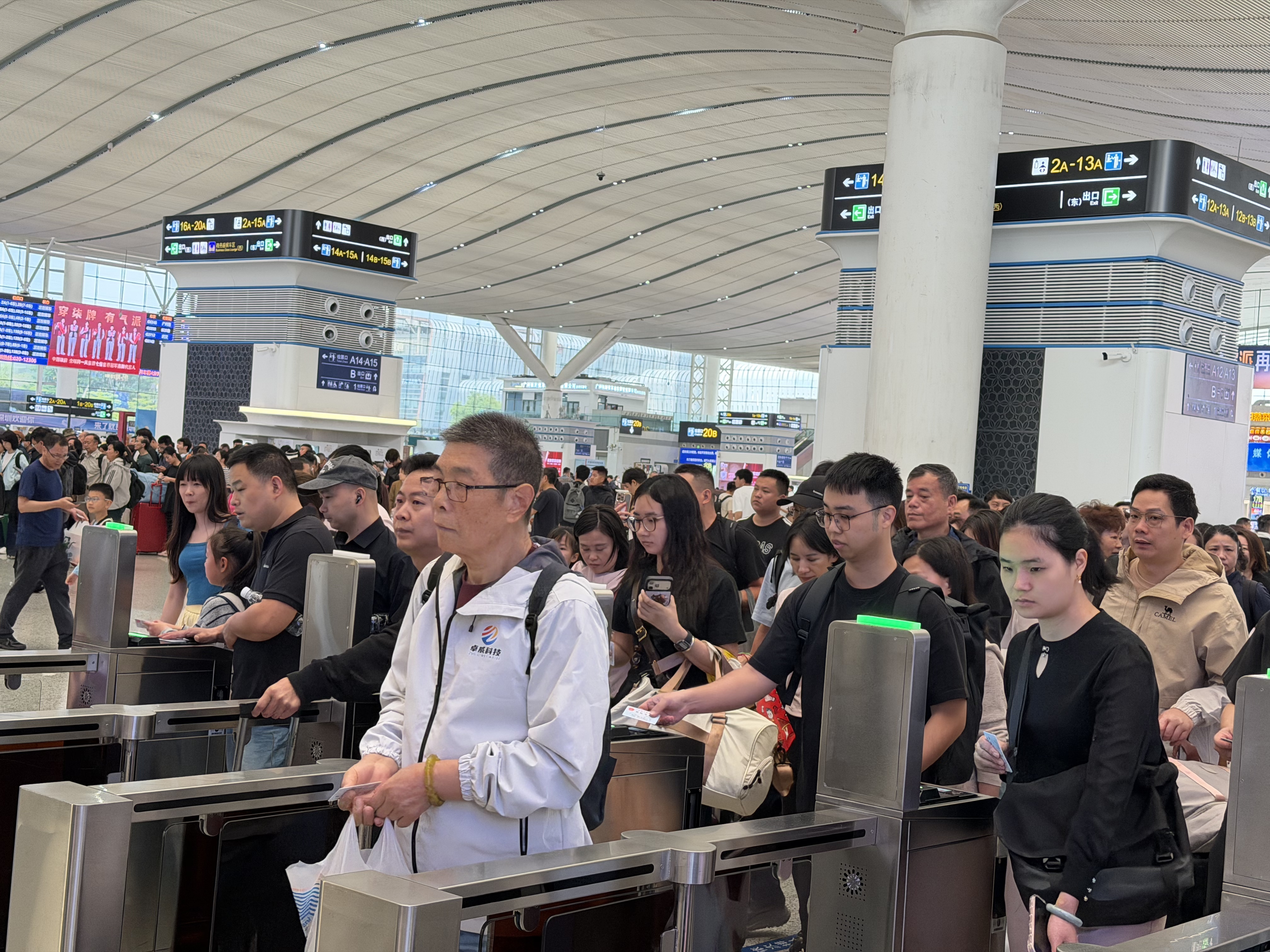 加开夜间高铁217列 深圳铁路满负荷保障清明假期出行