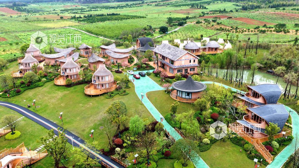 2026年3月31日，江西省吉安市峡江县金坪民族乡蝴蝶泉野奢营地，特色民宿与果园、青山互相映衬，勾勒出一幅和美乡村生态画卷。