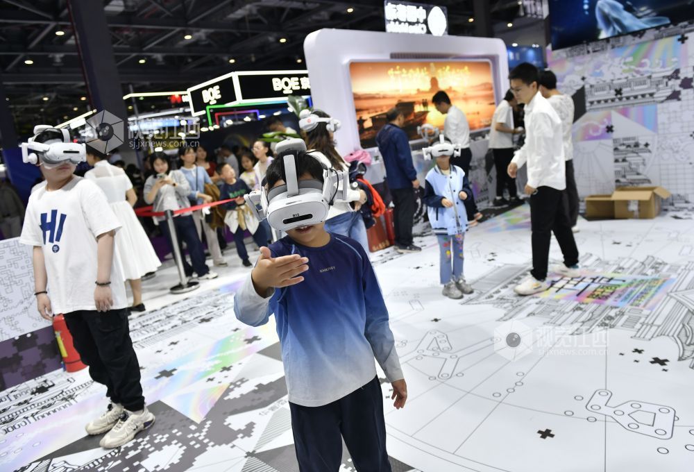 市民体验VR设备(王祺 摄)