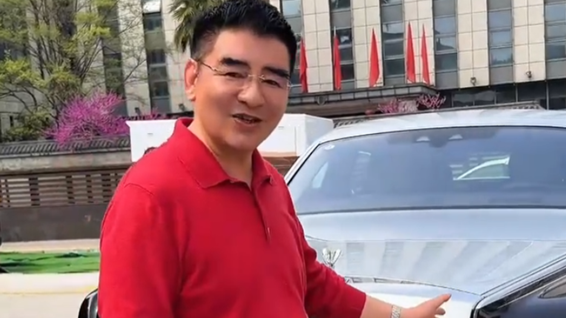 张雪想将陈光标赠的劳斯莱斯8折卖了给嫣然捐款，陈光标两度回应：车是赠你个人使用，误会了我的初心，随后删掉重发“卖车转赠也是好事”